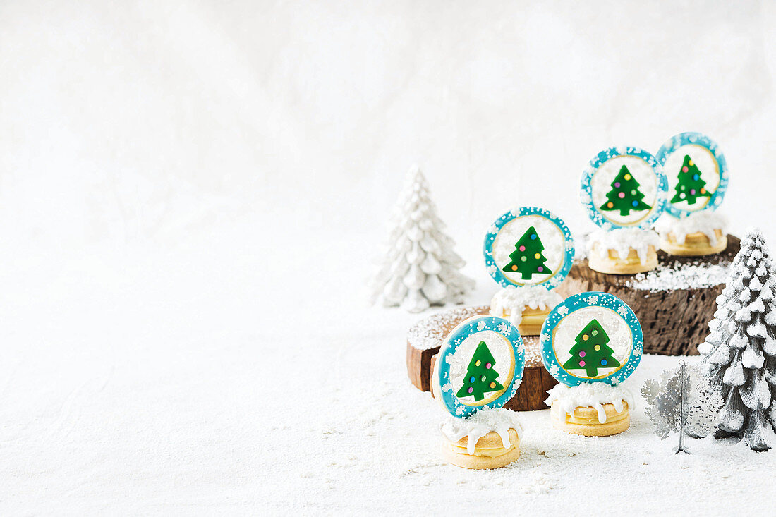 Weihnachtlich verzierte essbare Schneekugeln