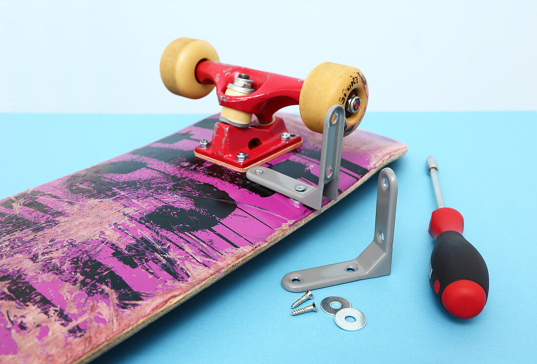 Making a wall-mounted shelf from a skateboard