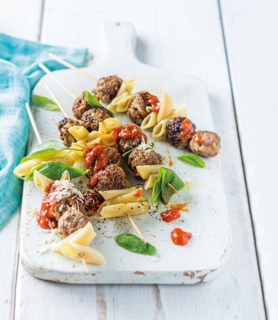 Skewers with meatballs, pasta and tomato sauce