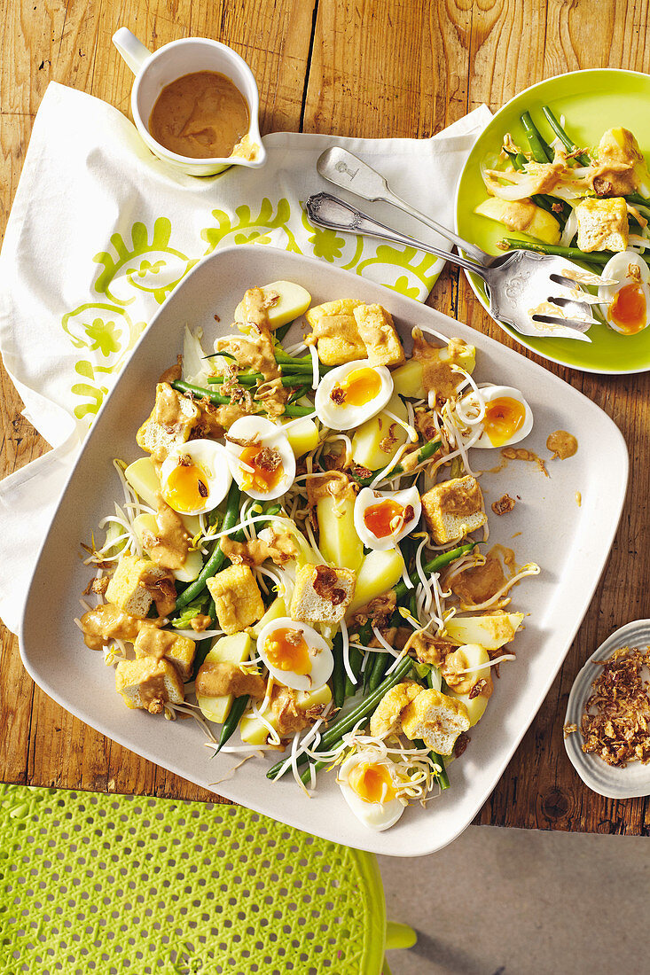 Gado Gado Salat mit Ei, Tofu und Erdnusssauce (Indonesien)