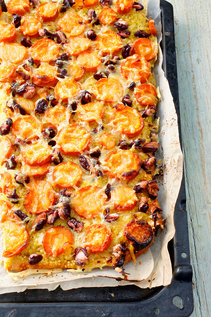 Vegane Pizza mit Möhren und Kidneybohnen auf Backblech