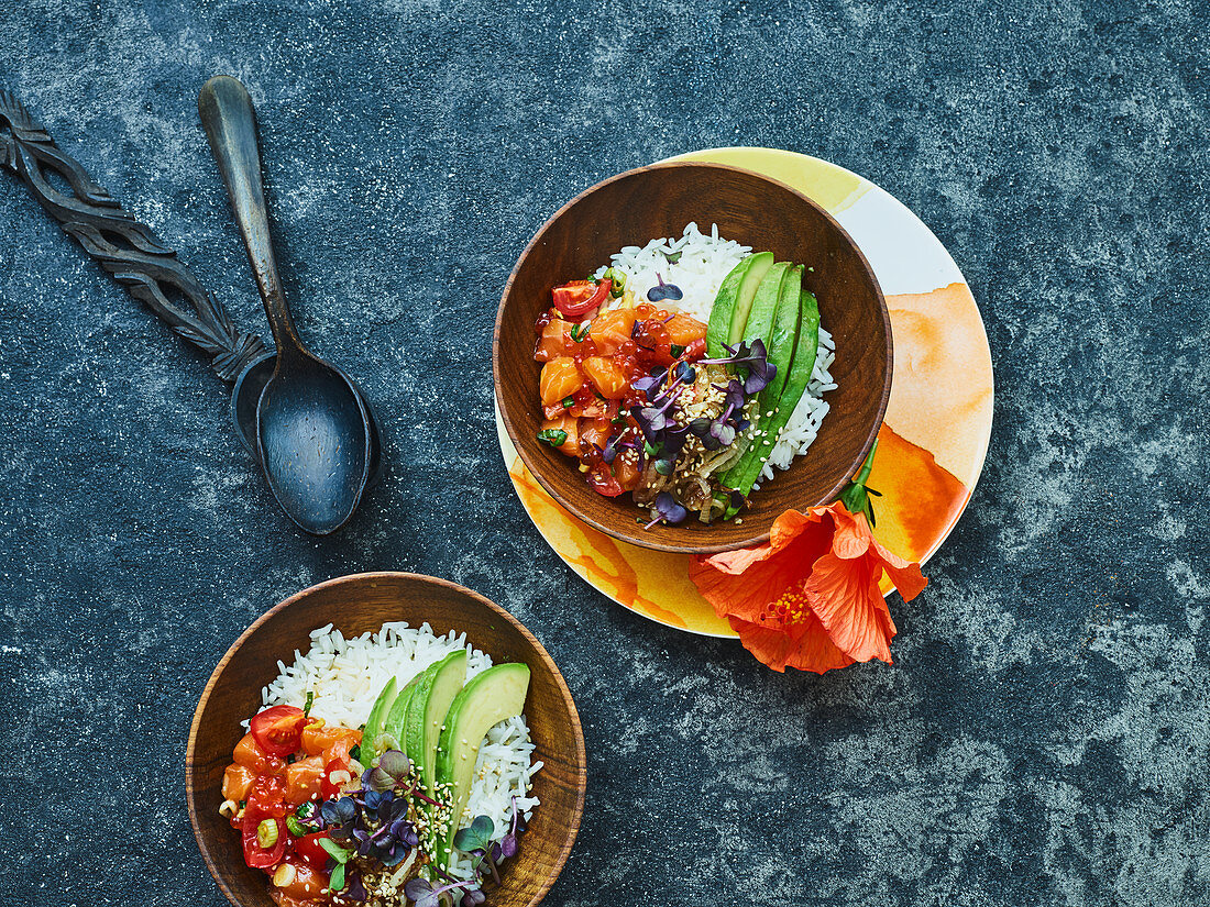 Poke bowl with salmon and sesame seeds (Hawaii)