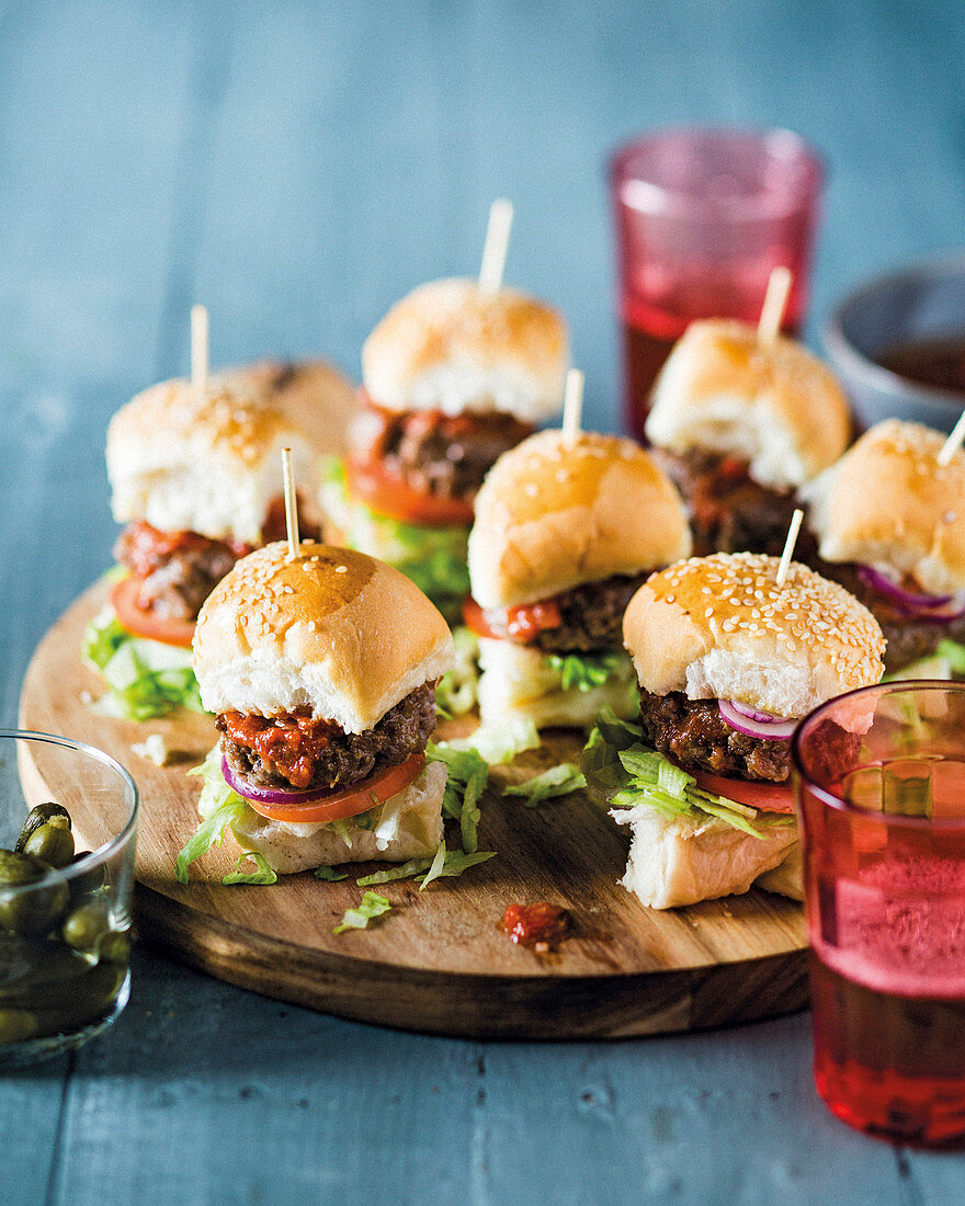 Mini-Wurstburger mit Tomatensalsa