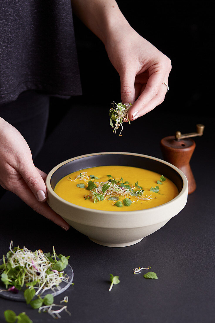 Bataten-Curry-Suppe mit Papaya und Shisokresse