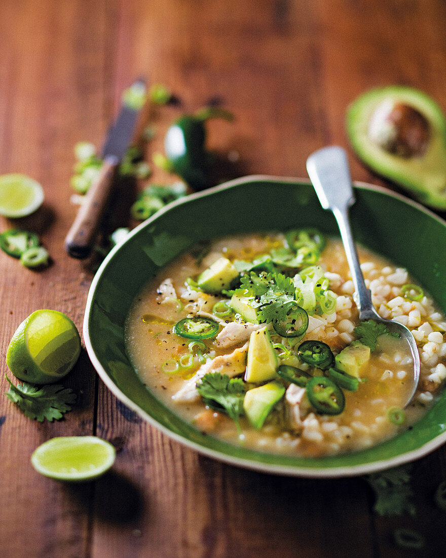 Mexikanische Suppe mit weißem Mais, Hähnchen und Avocado
