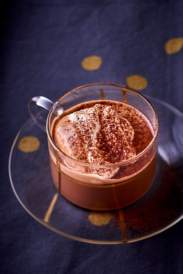 Heiße Schokolade mit Sahne und Kakaopulver