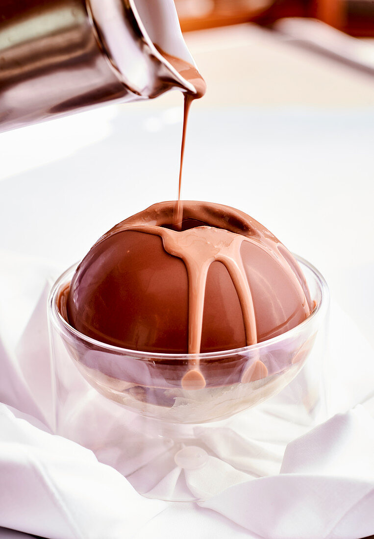 Schokoladendessert wird mit Karamellcreme übergossen