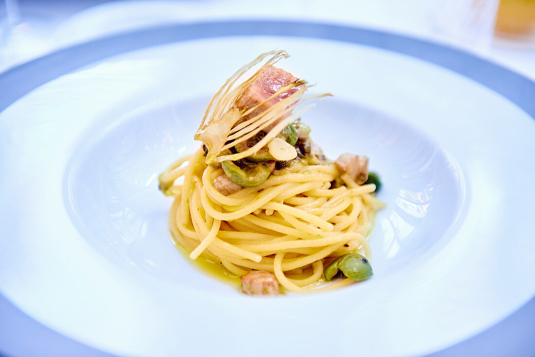 Spaghetti mit Thunfisch und grünen Oliven