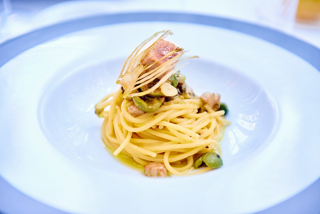 Spaghetti with tuna and green olives