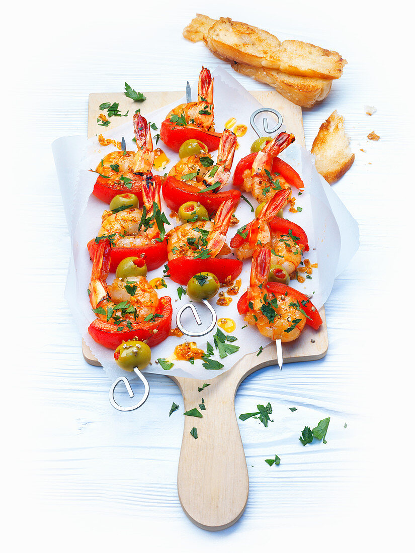 Scampi skewers with tomatoes and olives