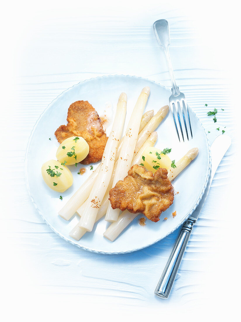 Asparagus with Wiener schnitzel (breaded veal) and parsley potatoes