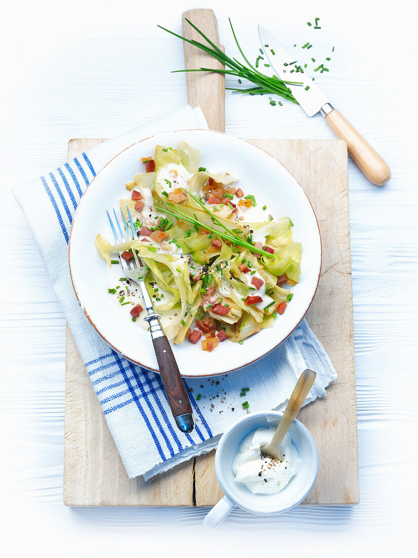 Spitzkohlpfanne mit Sauerrahm und Schnittlauch