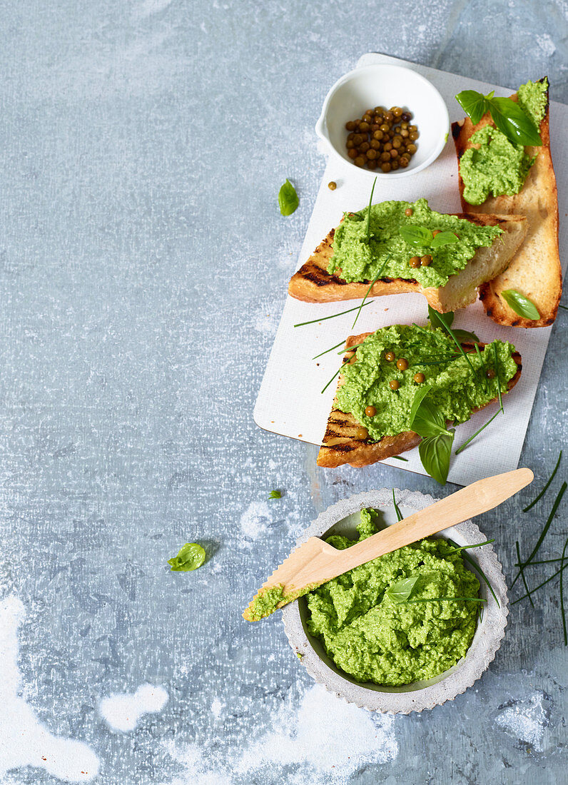 Cucumber and basil spread with cress, cream cheese and green pepper