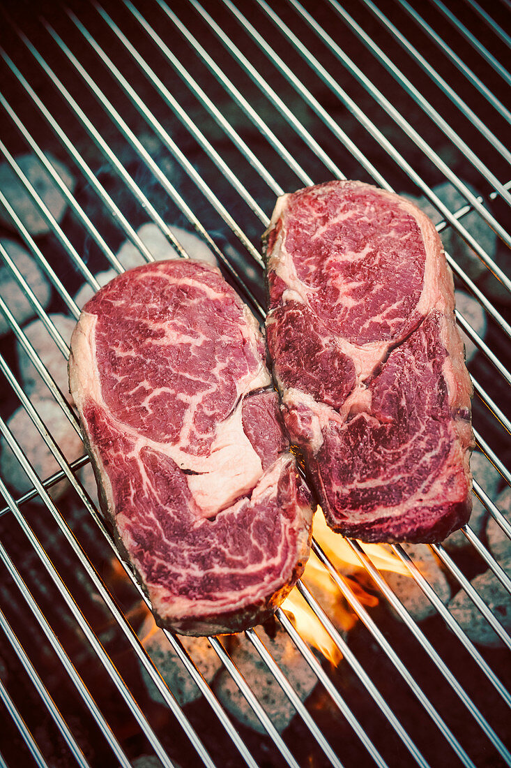 Rohe Ribeye-Steaks auf Grillrost