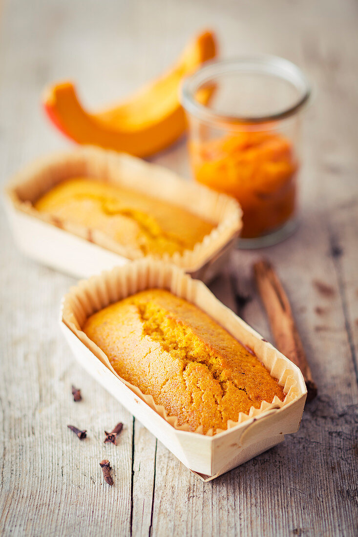 Mini pumpkin cakes in loaf cases