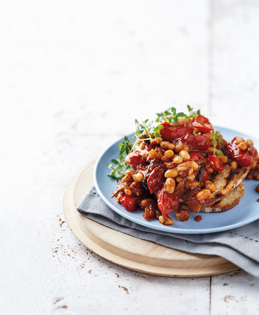 Würziges Tomaten-Bohnengemüse auf Röstbrot