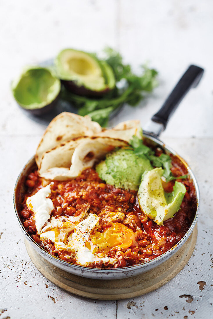 Huevos Rancheros mit Avocado und Tortilla