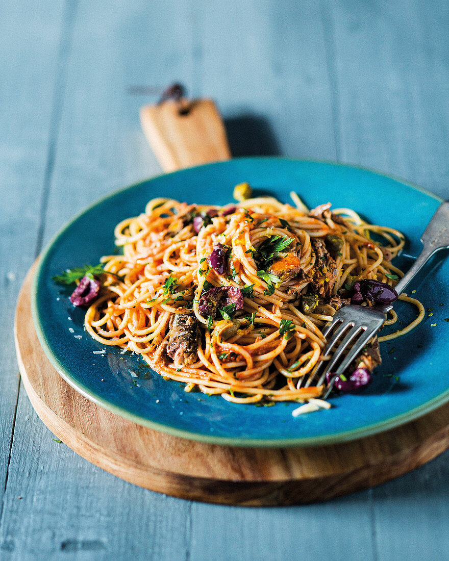 Spaghetti mit Sardinen und Oliven