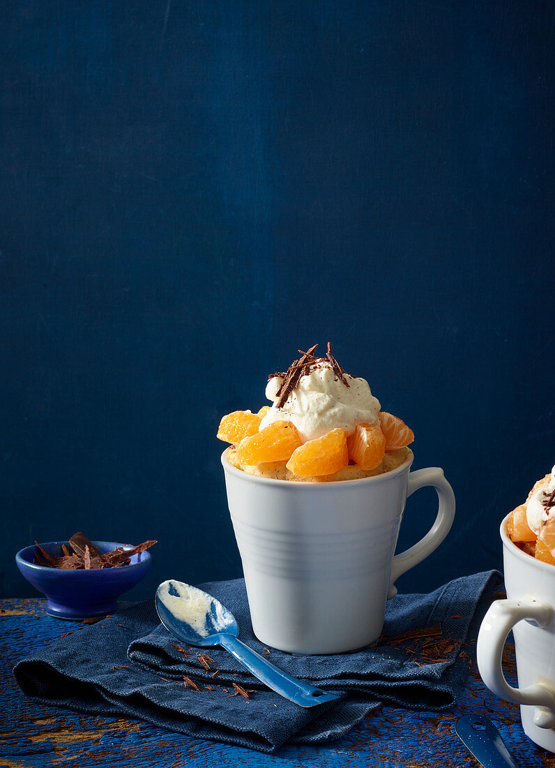 Clementinendessert mit Sahne und Schokoraspeln