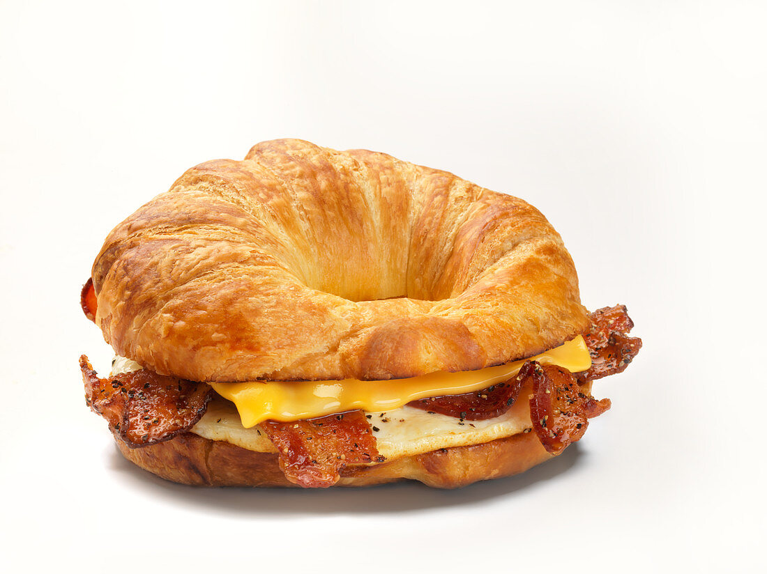 Croissant-Bagel mit Bacon, Spiegelei und Käse