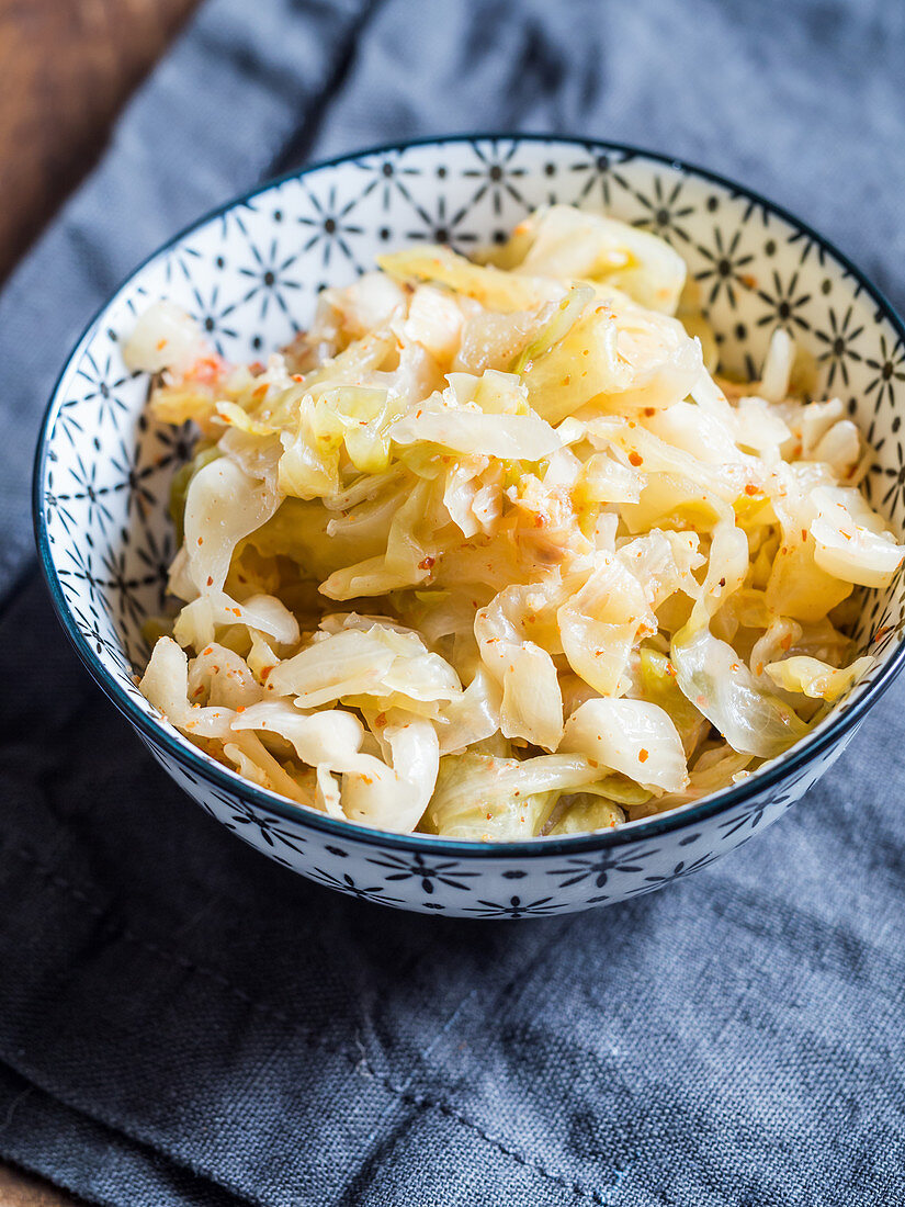 Selbstgemachtes Kimchi in einer Schüssel