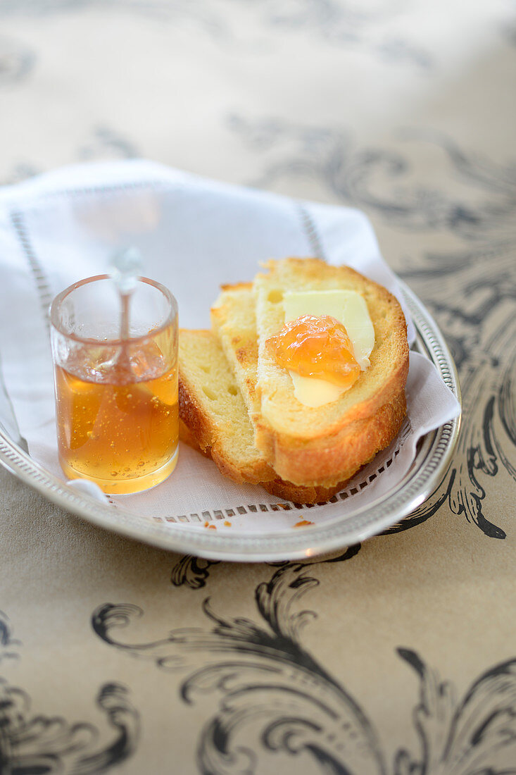 Brioche with quince jelly