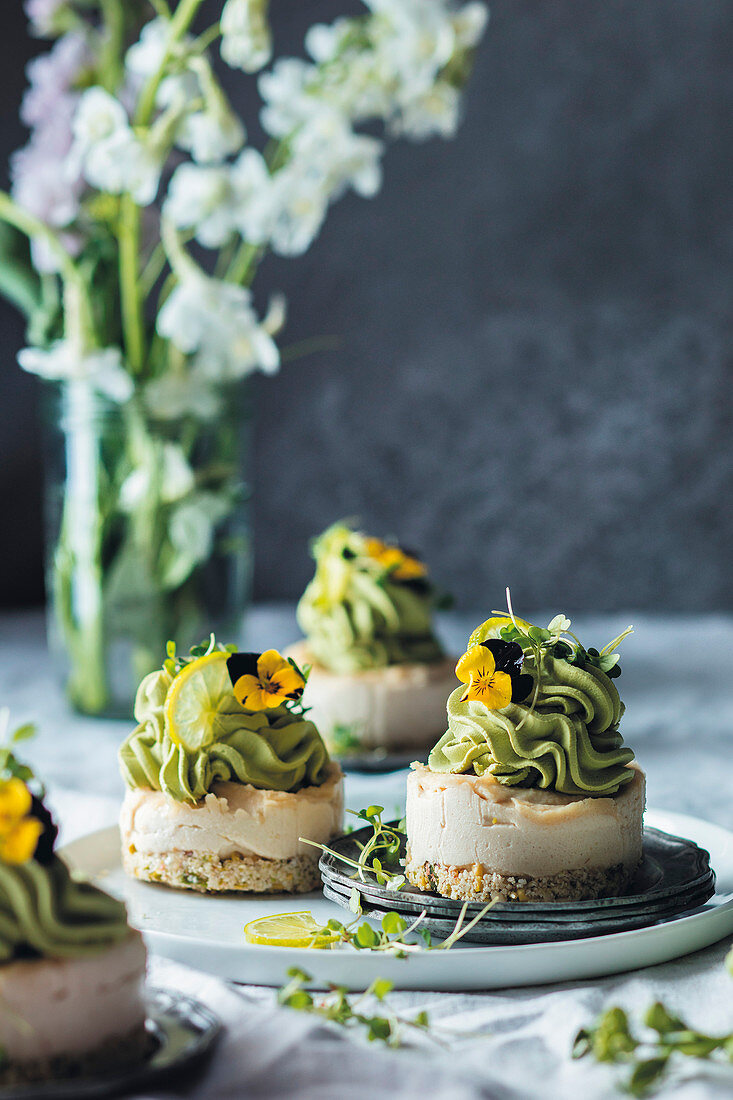 Glutenfreie Törtchen mit Cashewcreme und Matchatopping