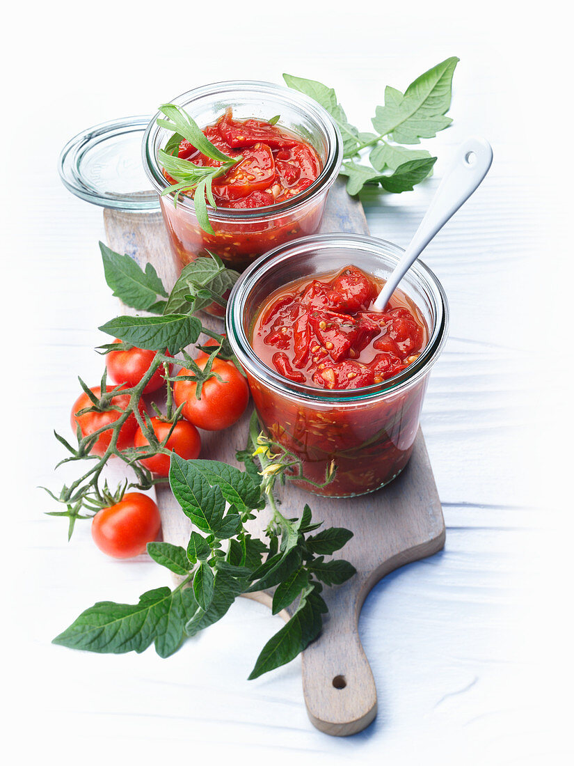 Tomaten Chutney in zwei Gläsern