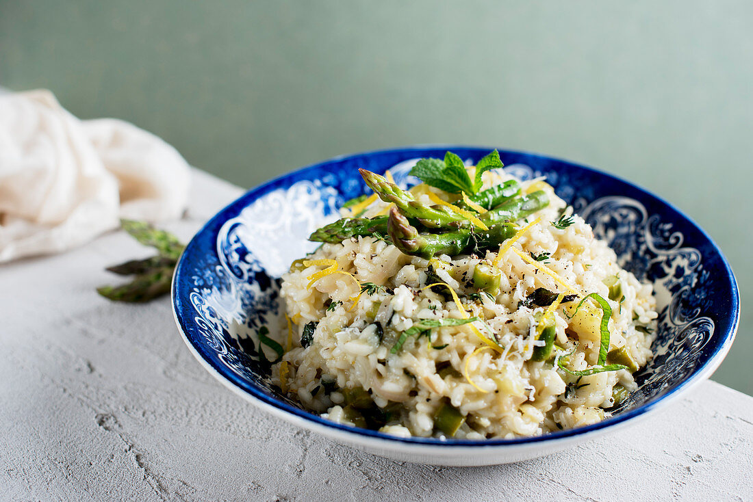 Spargelrisotto mit Zitronenzesten