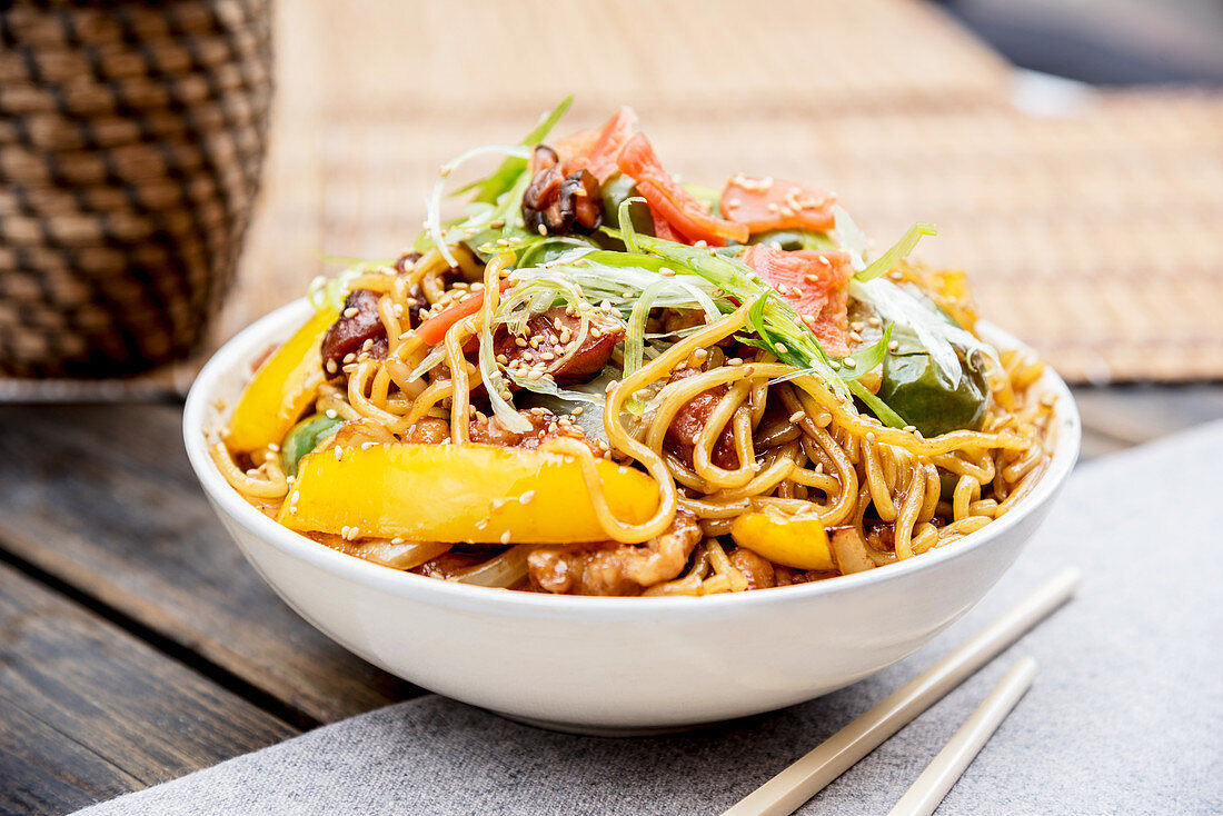 Vegetarische Nudeln mit Paprika und Sesam