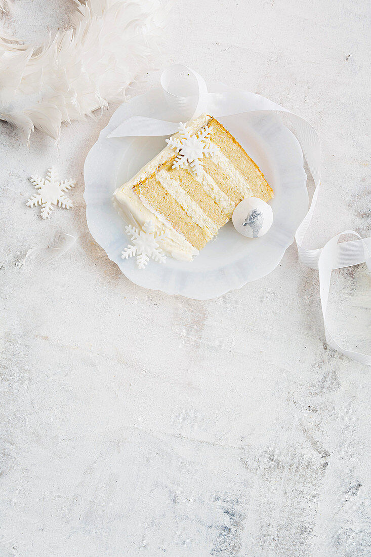 Ein Stück White Velvet Kuchen zu Weihnachten