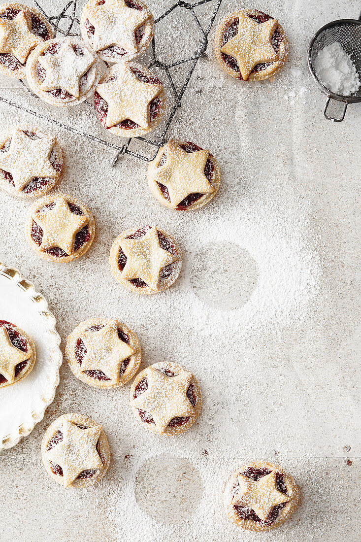 Mince Pies mit Beeren und Kirschen und mit Vanilleplätzchen