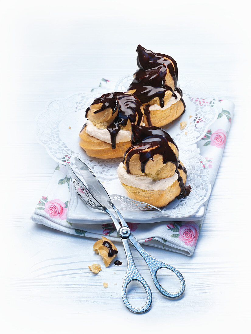 Profiteroles mit Schokoladensauce