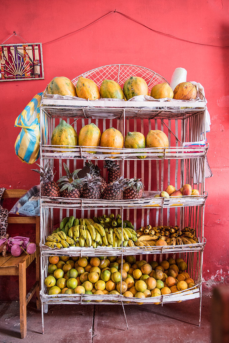 Regal mit exotischen Früchte in Verkaufsraum (Peru)