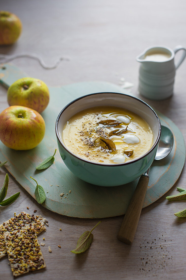 Apfel-Selleriesuppe im Schälchen mit Salbei und Crackern