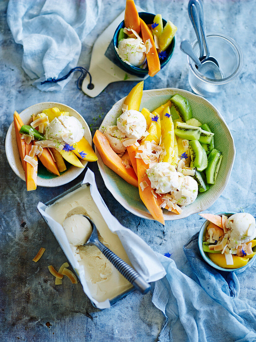 Honig-Buttermilch-Eis mit Fruchtsalat