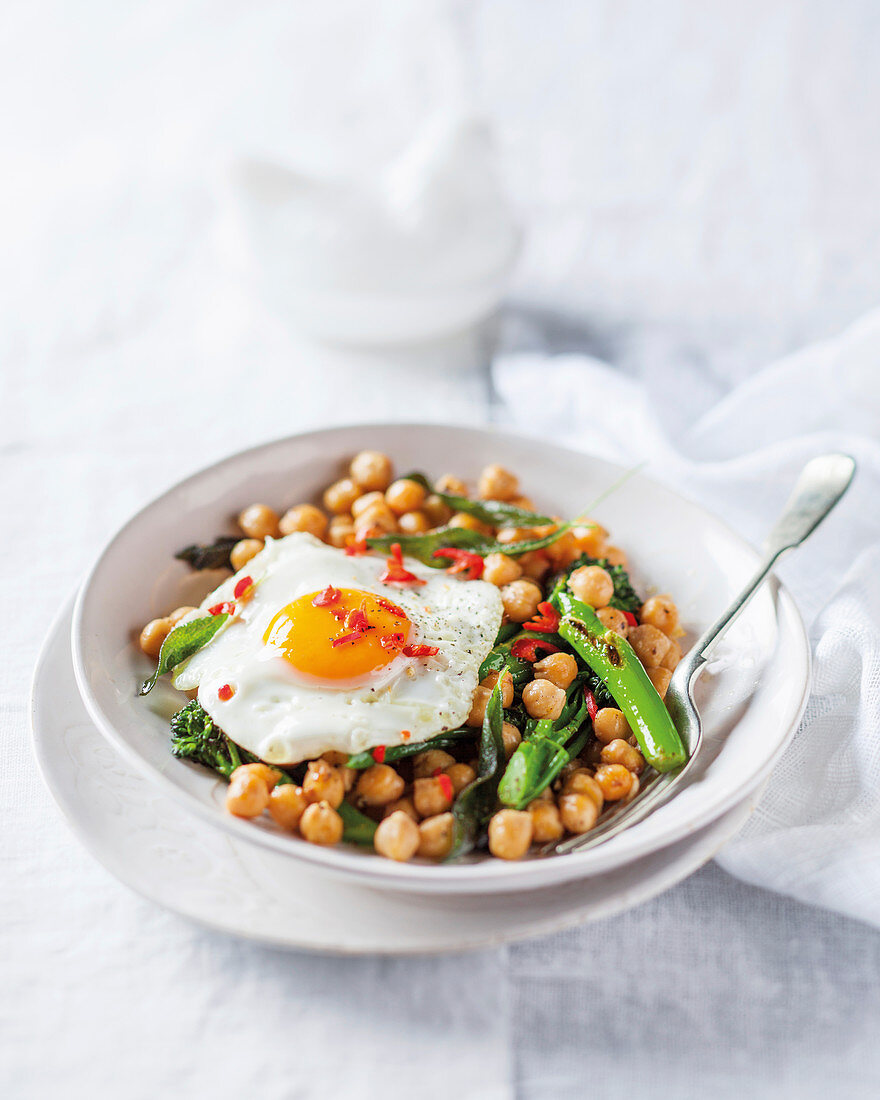 Chickpeas with fried egg and broccoli