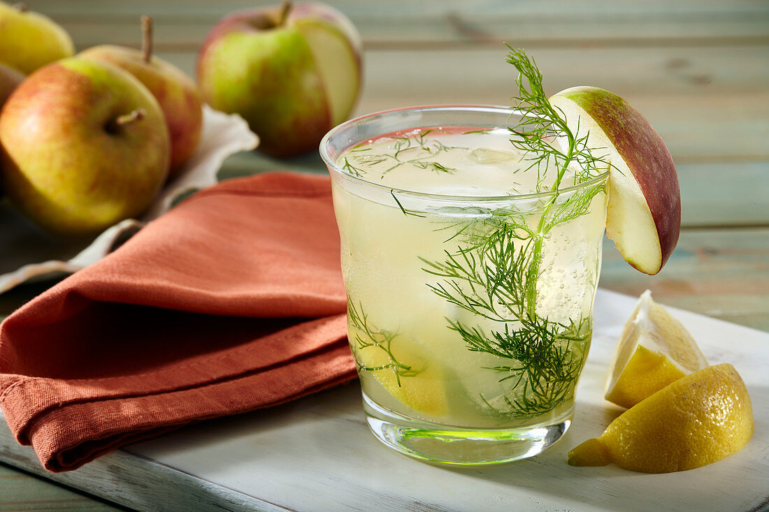 Apple spritzer with fennel and lemon
