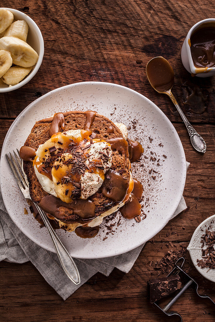 Schokoladen-Karamell-Pancakes mit Bananen