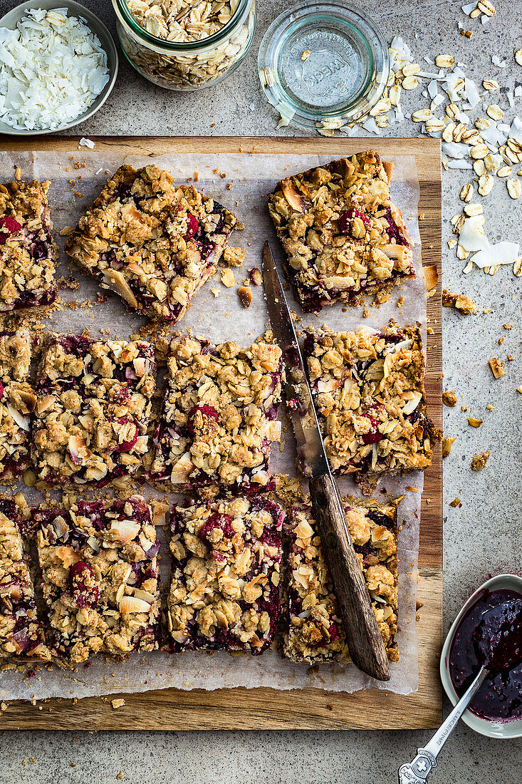 Müslischnitten mit Himbeeren und Kokosnuss