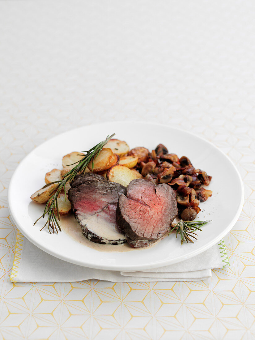 Beef fillets with fried potatoes and rosemary