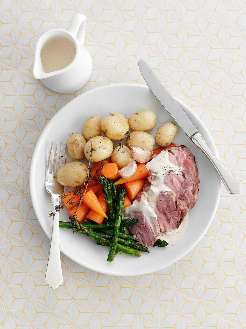 Lamb with asparagus, carrots and potatoes