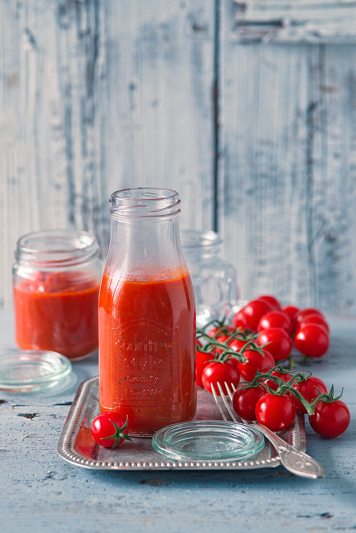 Tomatenketchup und frische Kirschtomaten