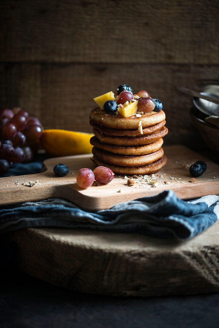 Vegane Pancakes mit Reissirup, frischem Obst und Mandeln