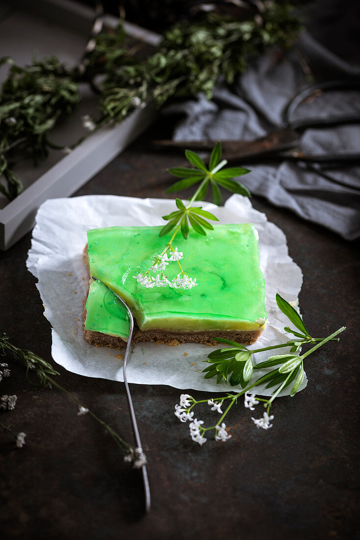 Veganer Nusskuchen mit Vanillecreme und Waldmeistergelee