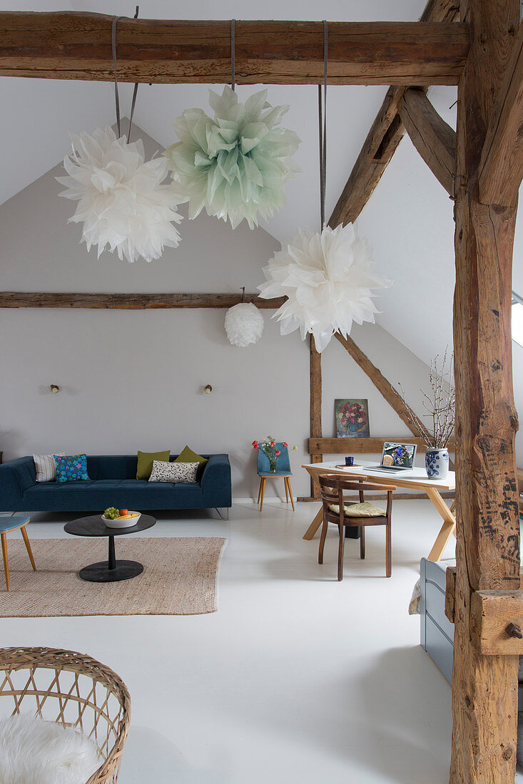 Heller ausgebauter Dachboden im ländlichen Loftstil in Blau-Weiß