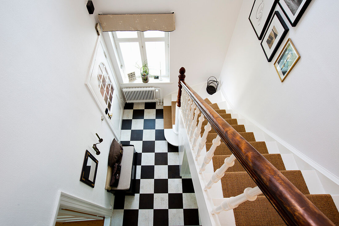 Treppe mit Teppich und Schachbrettmusterboden