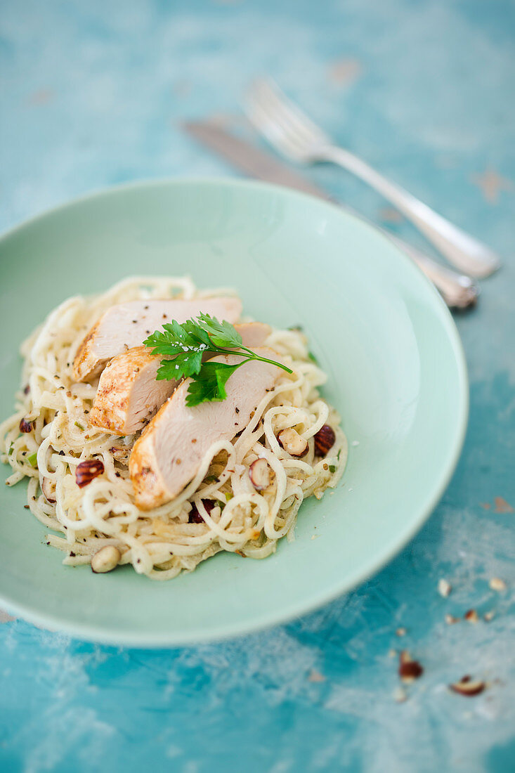 Kohlrabi noodles with onions, hazelnuts and chicken breast