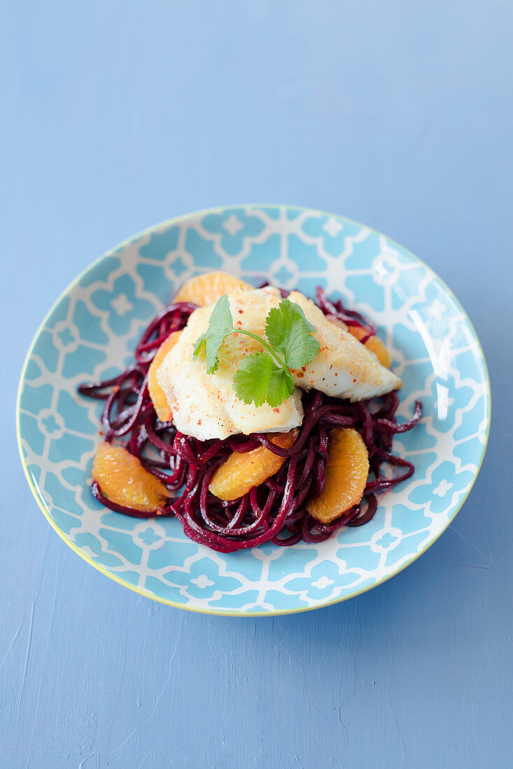 Rote-Bete-Nudeln mit Zanderfilet und Orangenfilets