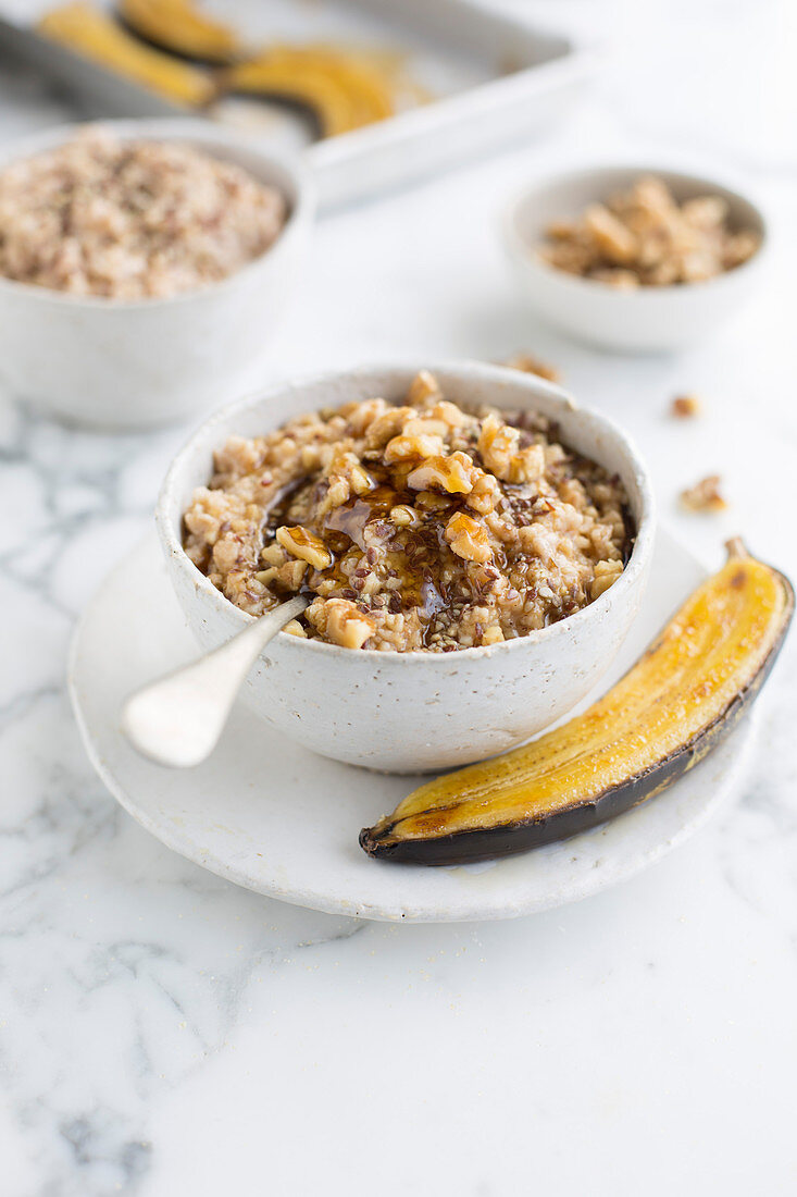 Oatmeal with caramelized bananas and maple syrup